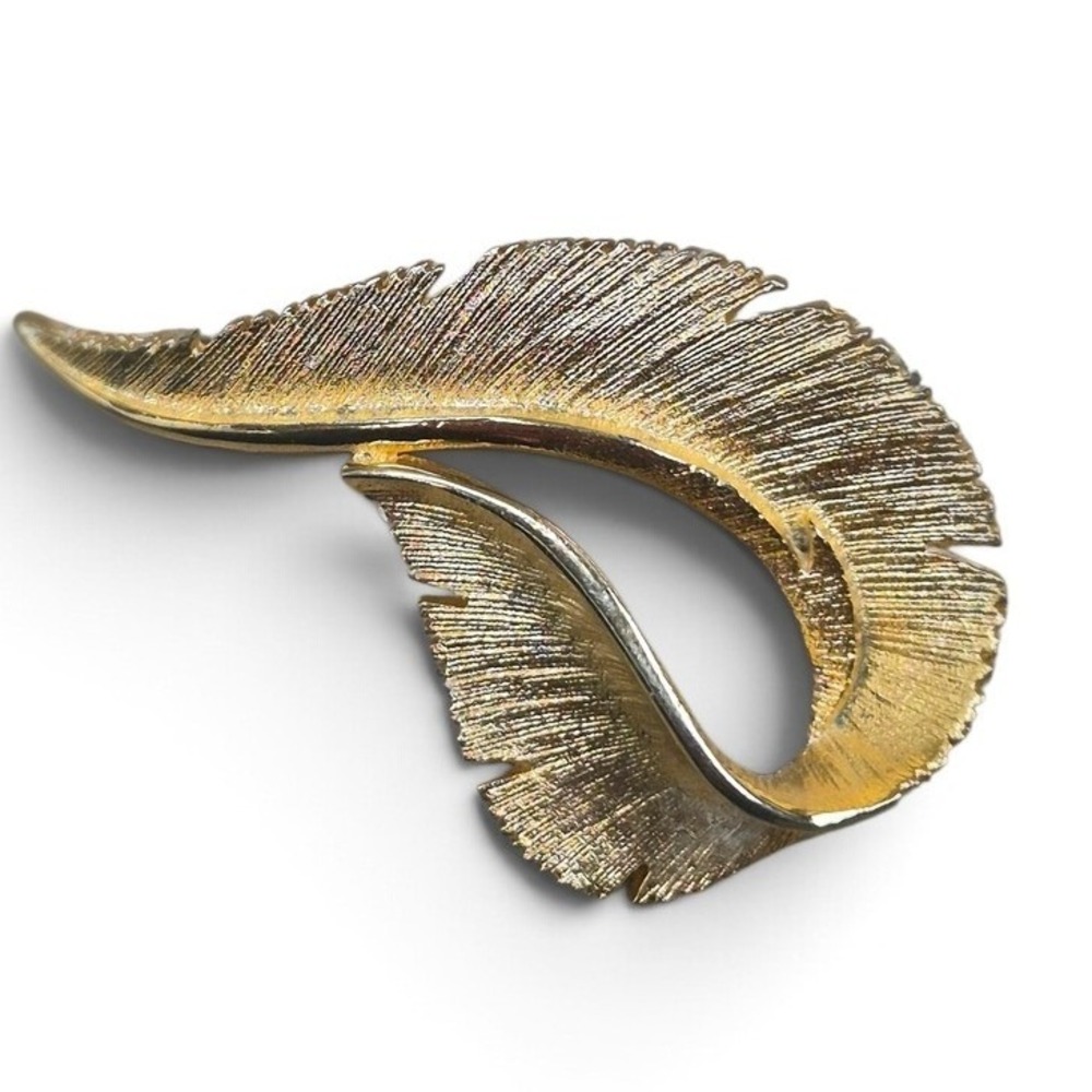 Sarah Coventry Brooch Women OS Gold Excellent Vintage Textured‎ Feather Pin